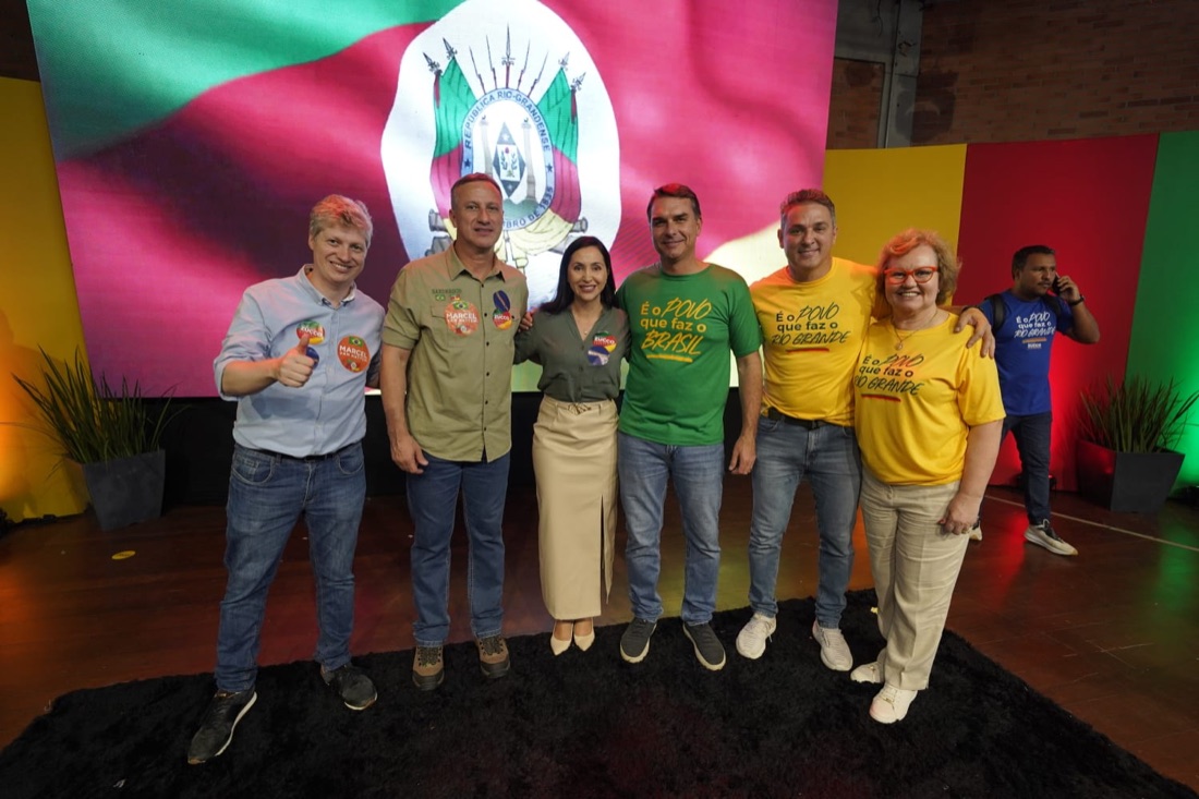Grazi Camargo ao lado de lideranças do agro