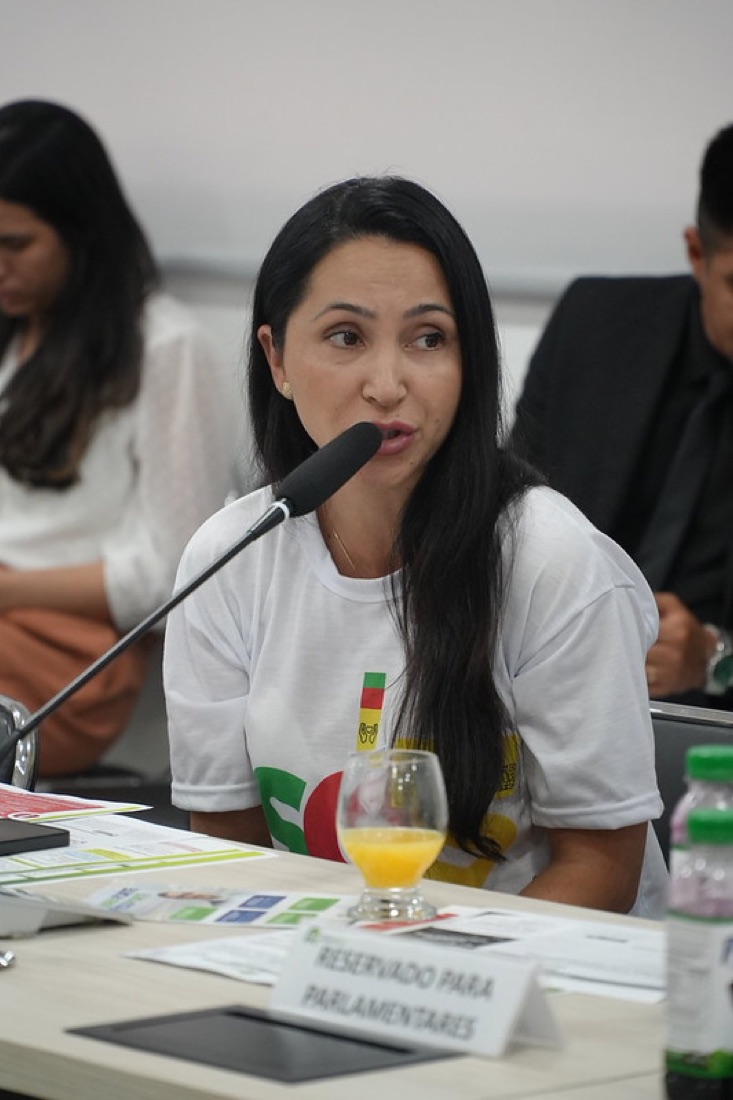 Grazi Camargo na tribuna levando a voz do campo