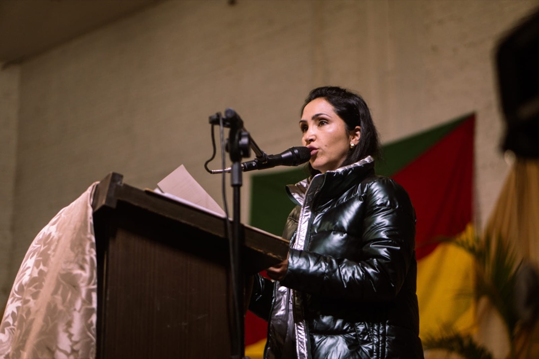 Grazi Camargo discursando pelo agro