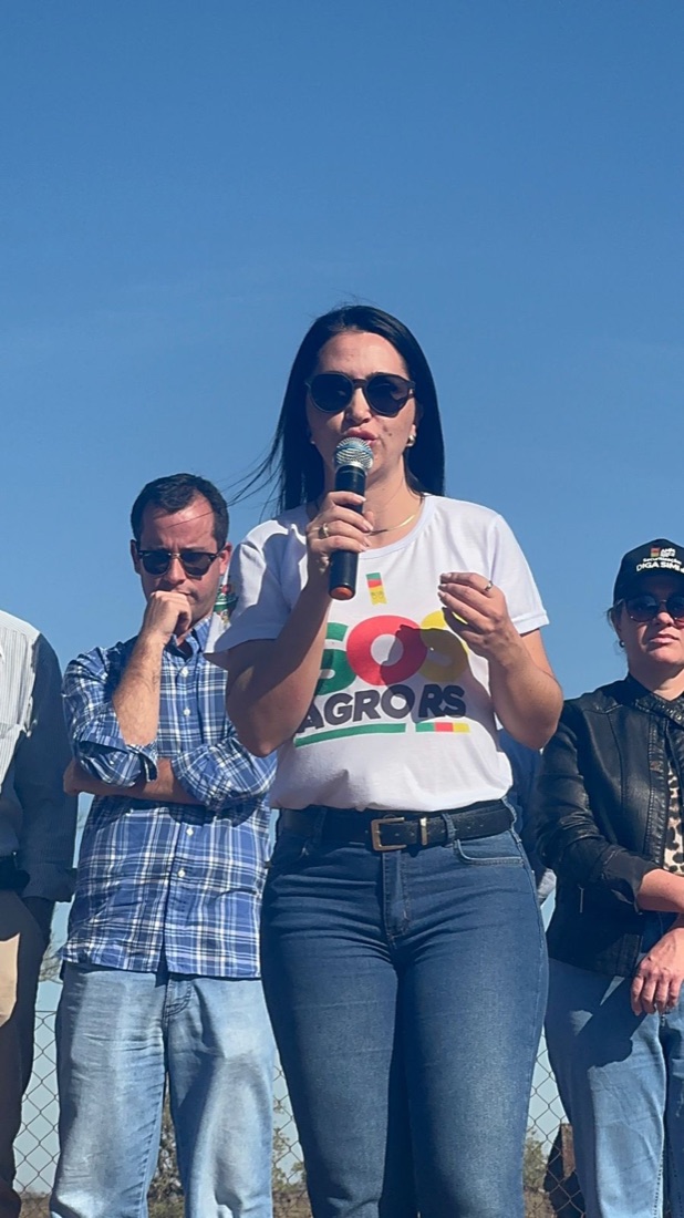 Grazi Camargo discursando em ato do agro