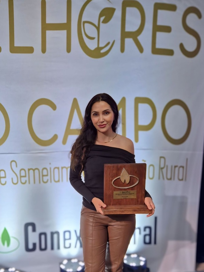 Grazi Camargo recebendo homenagem pelo trabalho no agro