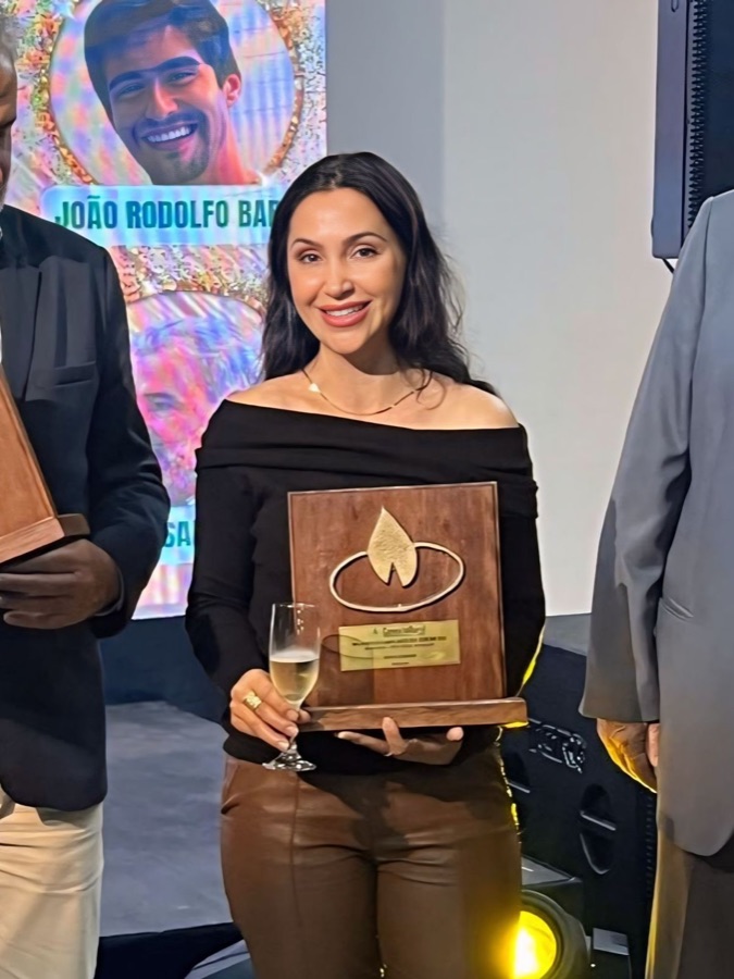 Grazi Camargo com premiação do agro