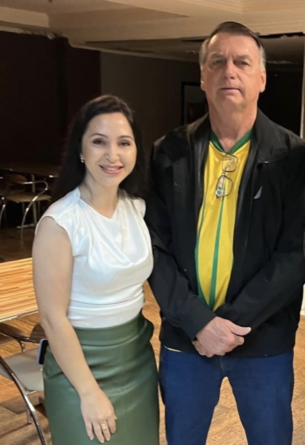 Grazi Camargo ao lado do ex-presidente Jair Bolsonaro